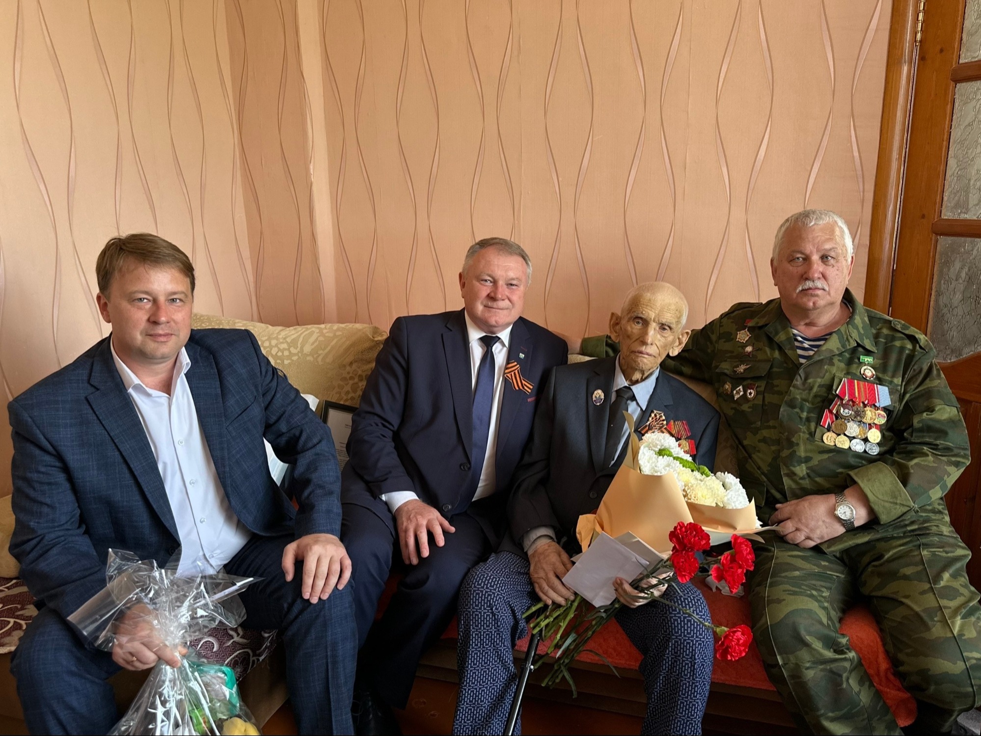 В преддверии 81‑й годовщины Великой Победы глава Новохопёрского района Виктор Владимирович Королёв поздравил ветерана Ярослава Павловича Онишкевича с наступающим Днём Победы.